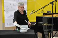 Jan Gerdes führt »Water Music« von John Cage auf der Leipziger Buchmesse auf Jan Gerdes führt »Water Music« von John Cage auf der Leipziger Buchmesse auf